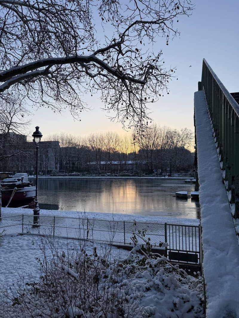 Photo of the bassin de la Villette in Paris with snow.