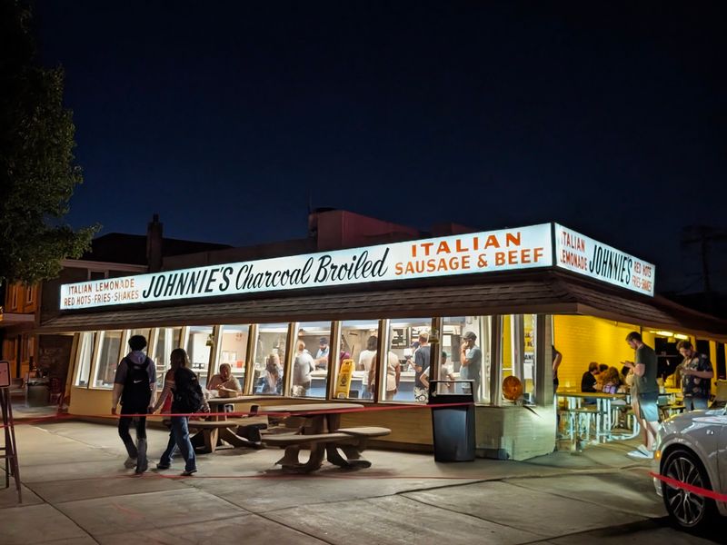 This Illinois Italian Beef Shop Has Regulars Debating The Perfect Dip Like It’s A Sport 9 Cash Only, Big Heart