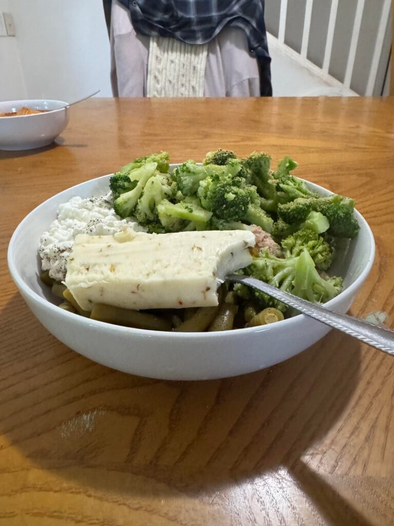 685 cals - green beans tuna broccoli cottage cheese pepper jack - random plate