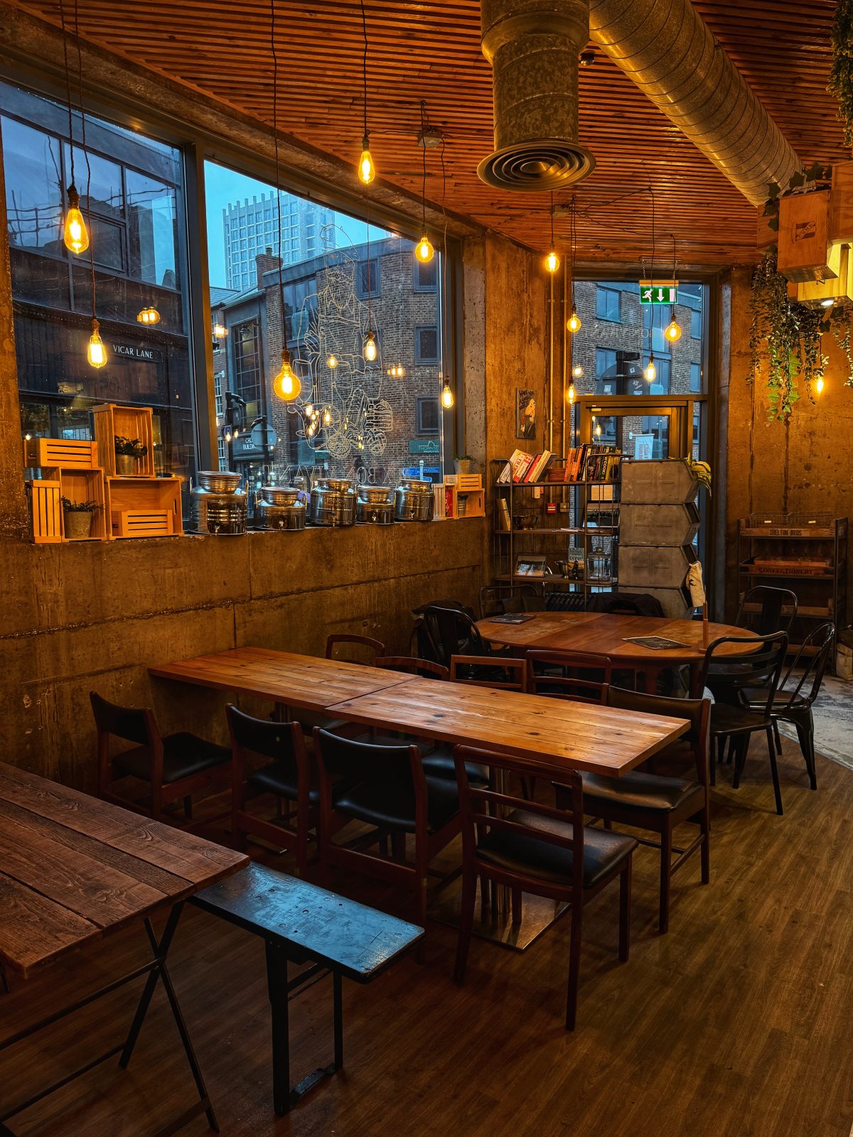 Inside Aux Bon Vivant