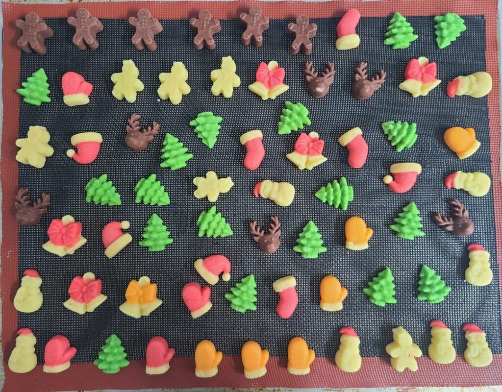 These are some things I made last Christmas. I hadn’t looked at them in a while, but I found them while going through my photo gallery and wanted to share them here.