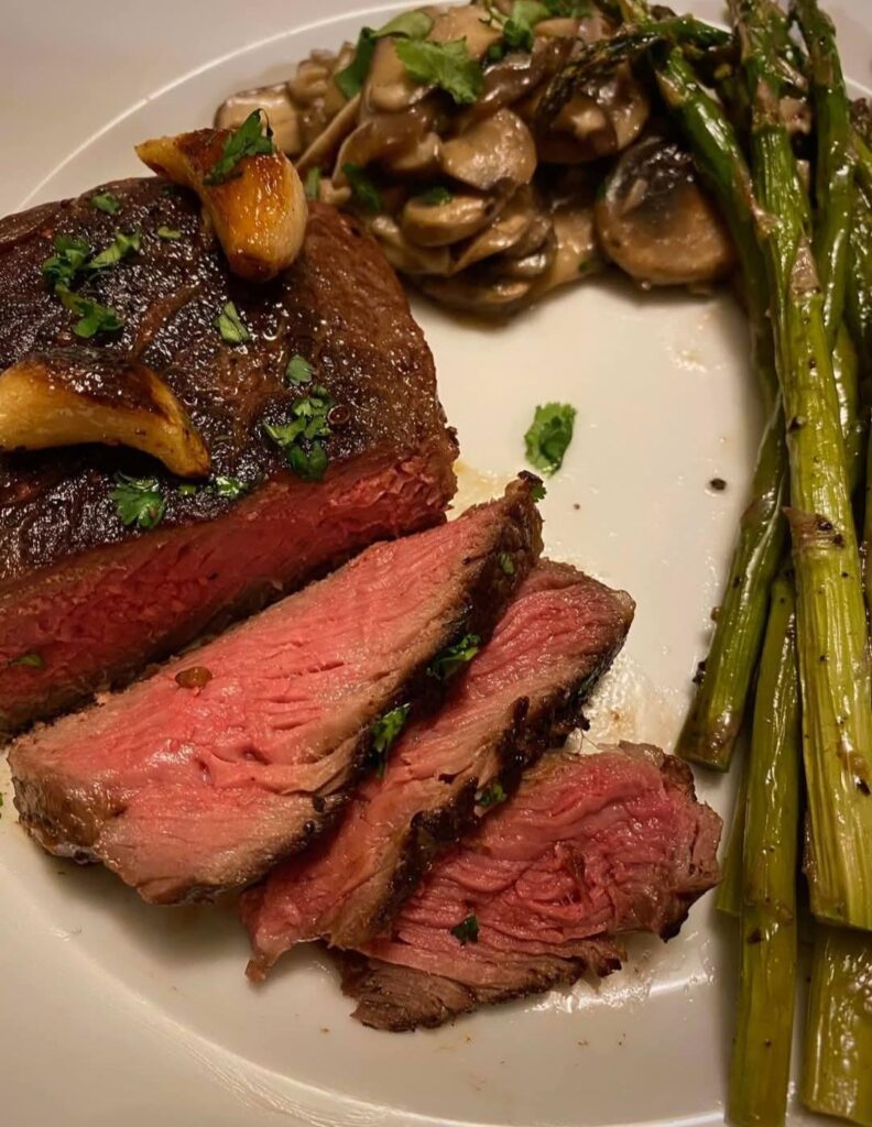 Rib eye steak, mushroom and asparagus