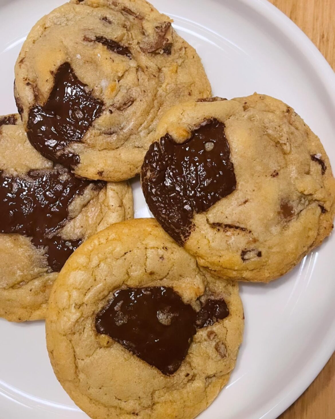 I made these brown butter toffee chocolate chip cookies🍪 and they came out amazing.