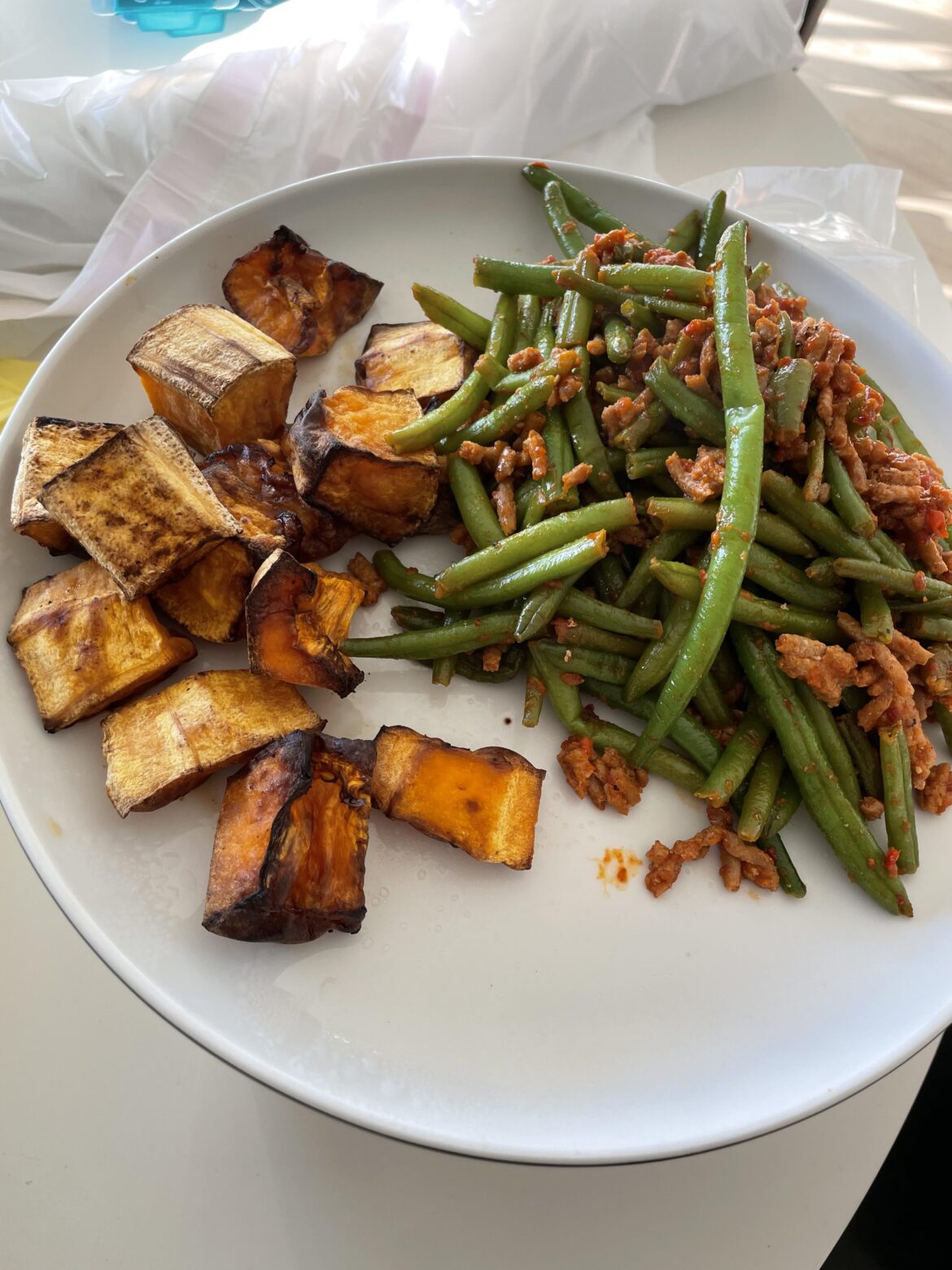 Roast butternut squash, green beans, and ground chicken. The green beans and the chicken are tossed with some ajvar and a ton of spices. Huge plate of food for 511 calories (and 47g of protein)!