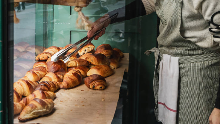 Sain's window display of buttery croissants and pain au chocolat. © Alice Pagès