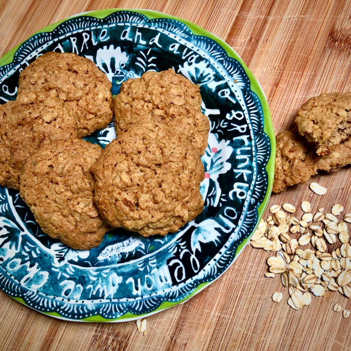 Old-Fashioned Vegan Oatmeal Cookies 💚 soft, chewy & simply scrumptious