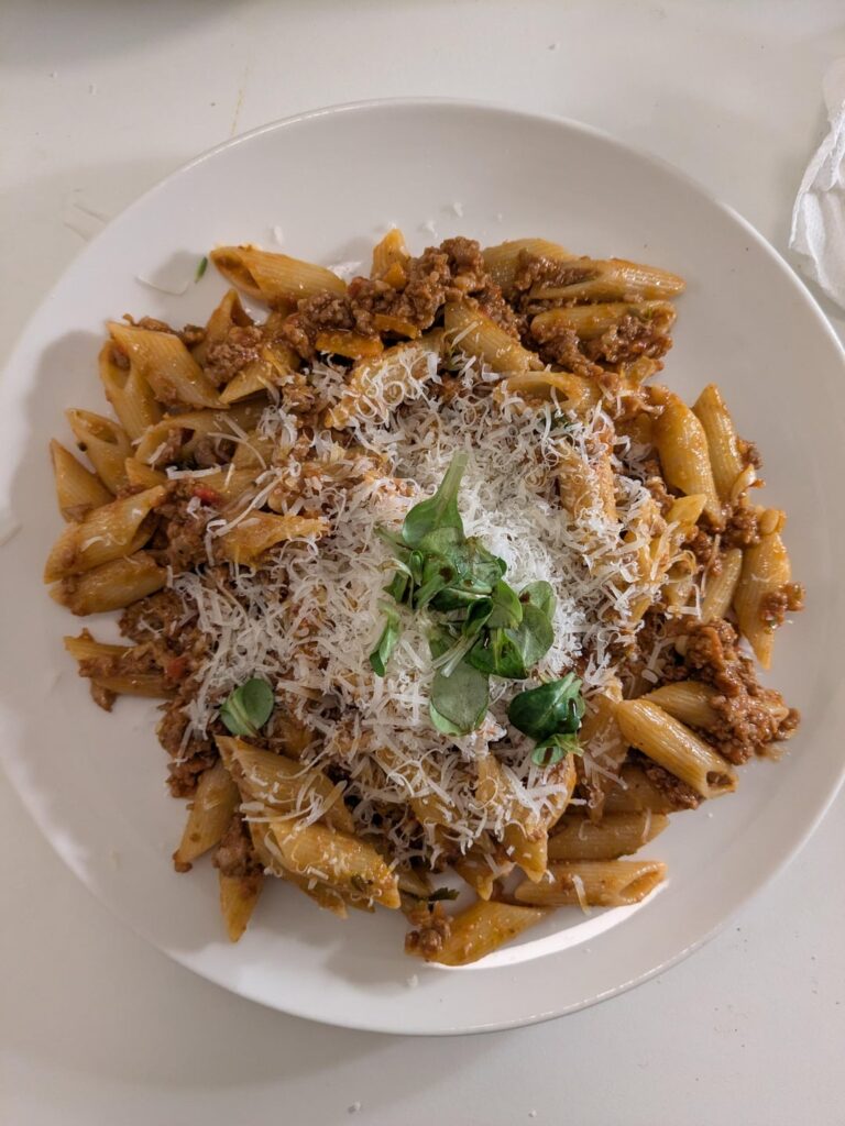 Penne zitoni rigate al ragú bolognese con permegiano-reggiano 30 mesi