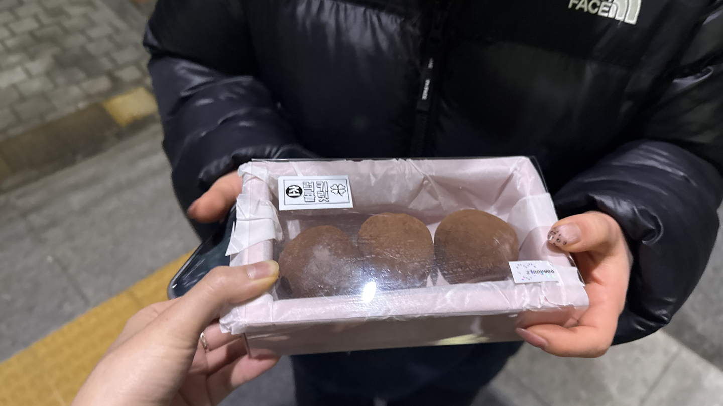 I gift three Dubai chewy cookies to a friend who biked 30 minutes at night to receive edible gold. [WOO JI-WON]