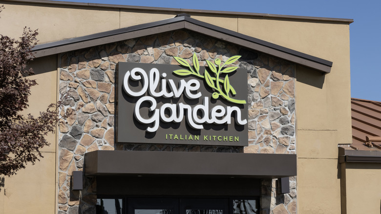 An Olive Garden sign with grapes and bricks