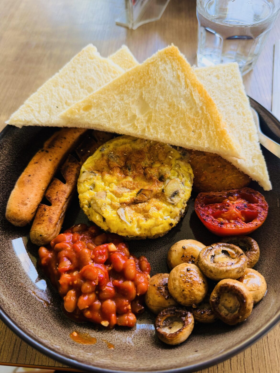 Had to skip the white bread, but the rest of the plate was scrumptious 😋