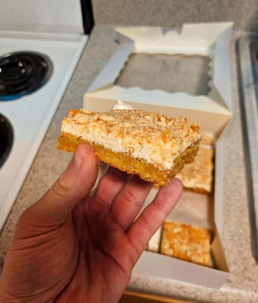Banana pudding blondies 🍌 Banana pudding flavored blondies with a whipped frosting and topped with crushed nilla wafers