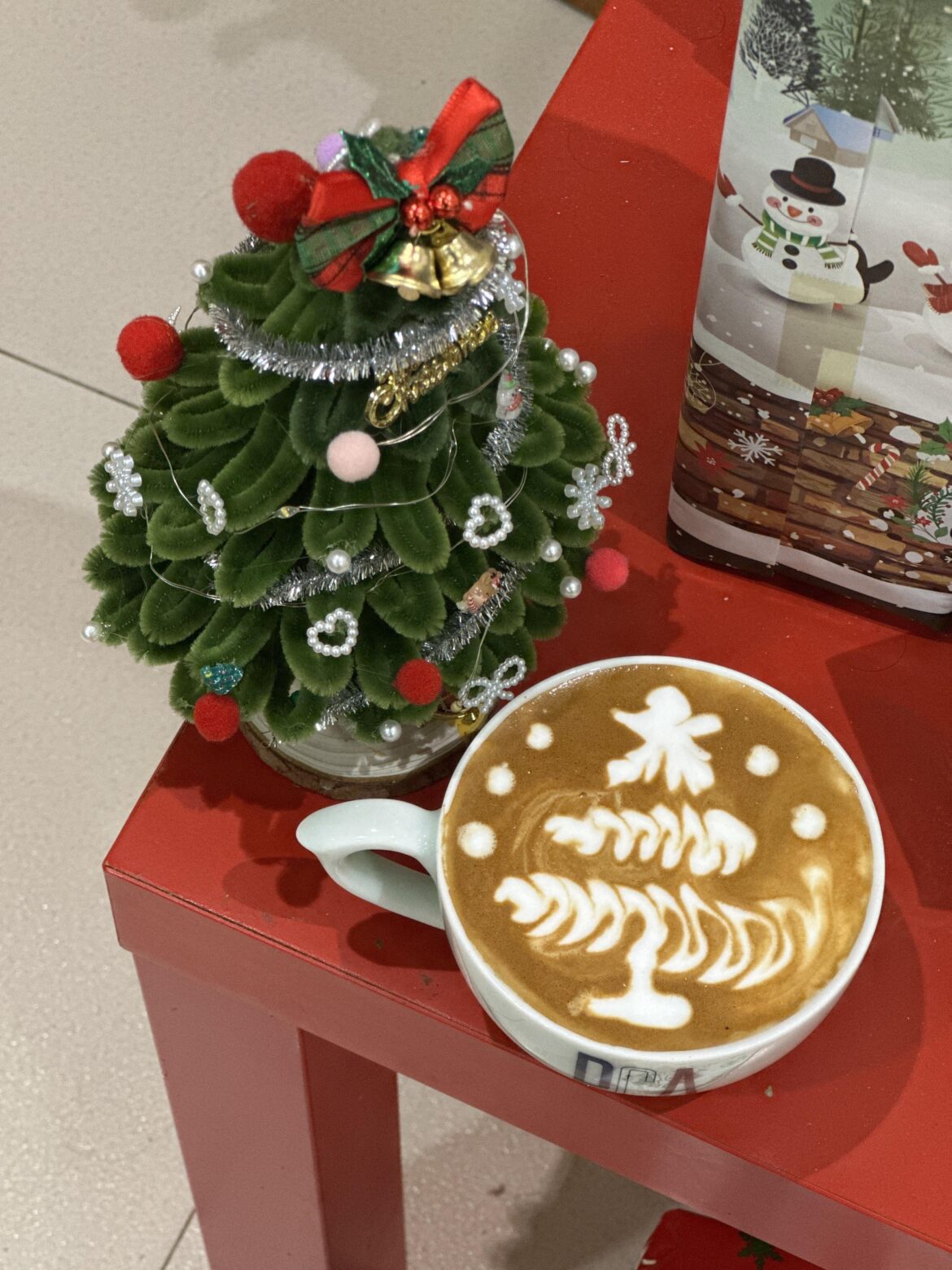 My kind of Christmas tree—made of milk and coffee🎄☕