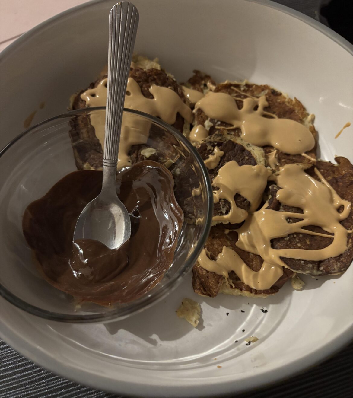 Banana oat pancakes with PB fit and melted dark chocolate (392 calories)