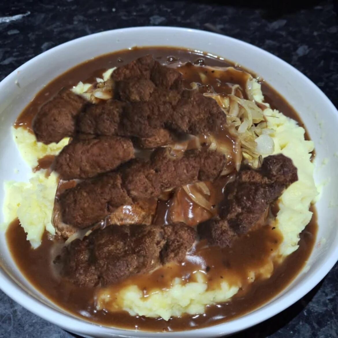 Just a simple bangers and mash (vegan sausages) 🤤
