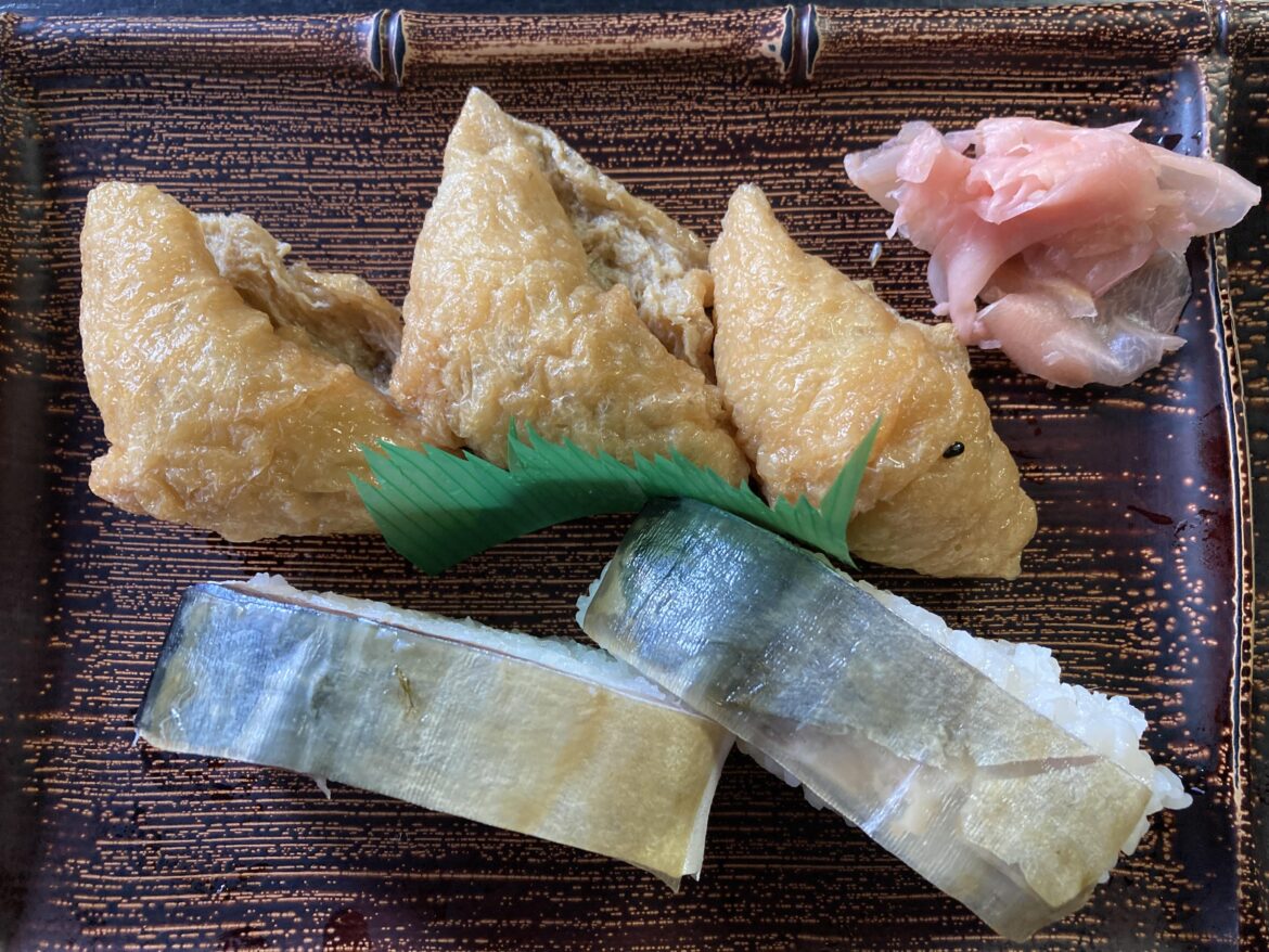 Why is inari sushi served as a specialty dish around Fushimi Inari Shrine?