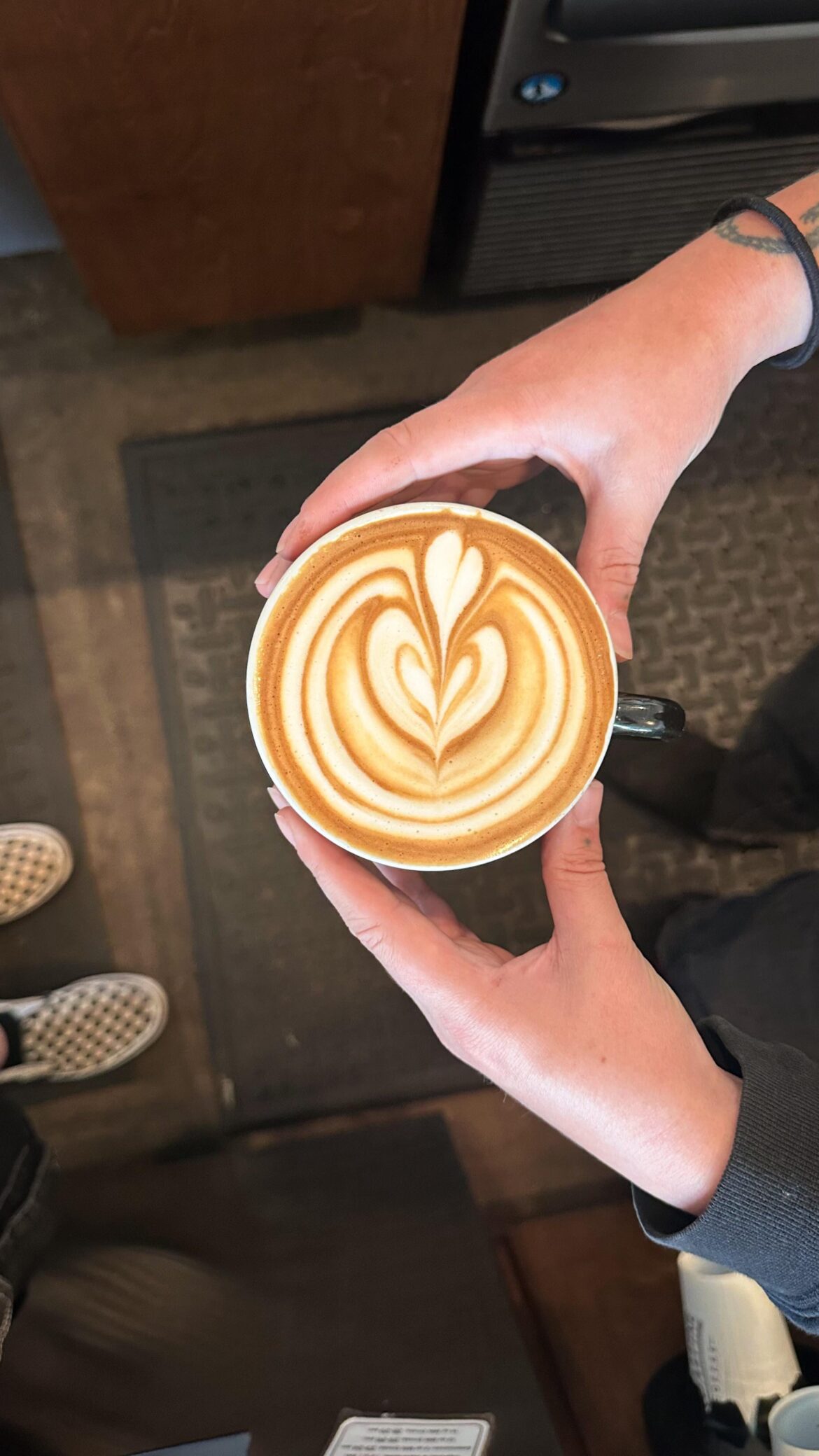 Latte art pitchers, narrow, round or wide spout?