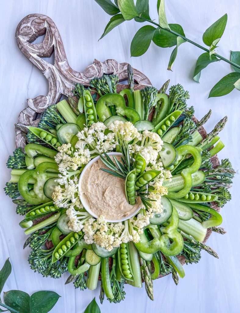 Crudité Board I made back in 2022! Green peppers, hummus, pea pods, broccolini, Caulilini (the white veggie around the hummus, it’s a type of cauliflower ) and more ! No this is NOT AI. I work hard on all my boards and have been doing this for years 💚🌱
