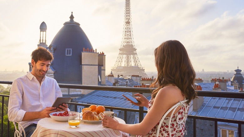 couple eating Eiffel tower
