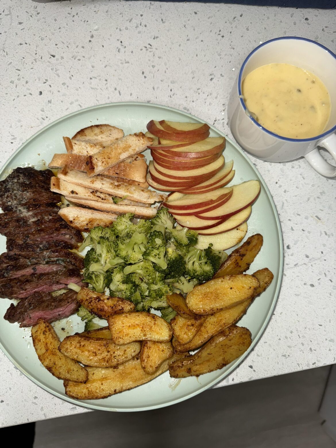 Bavette steak with cheddar-Gouda fondue
