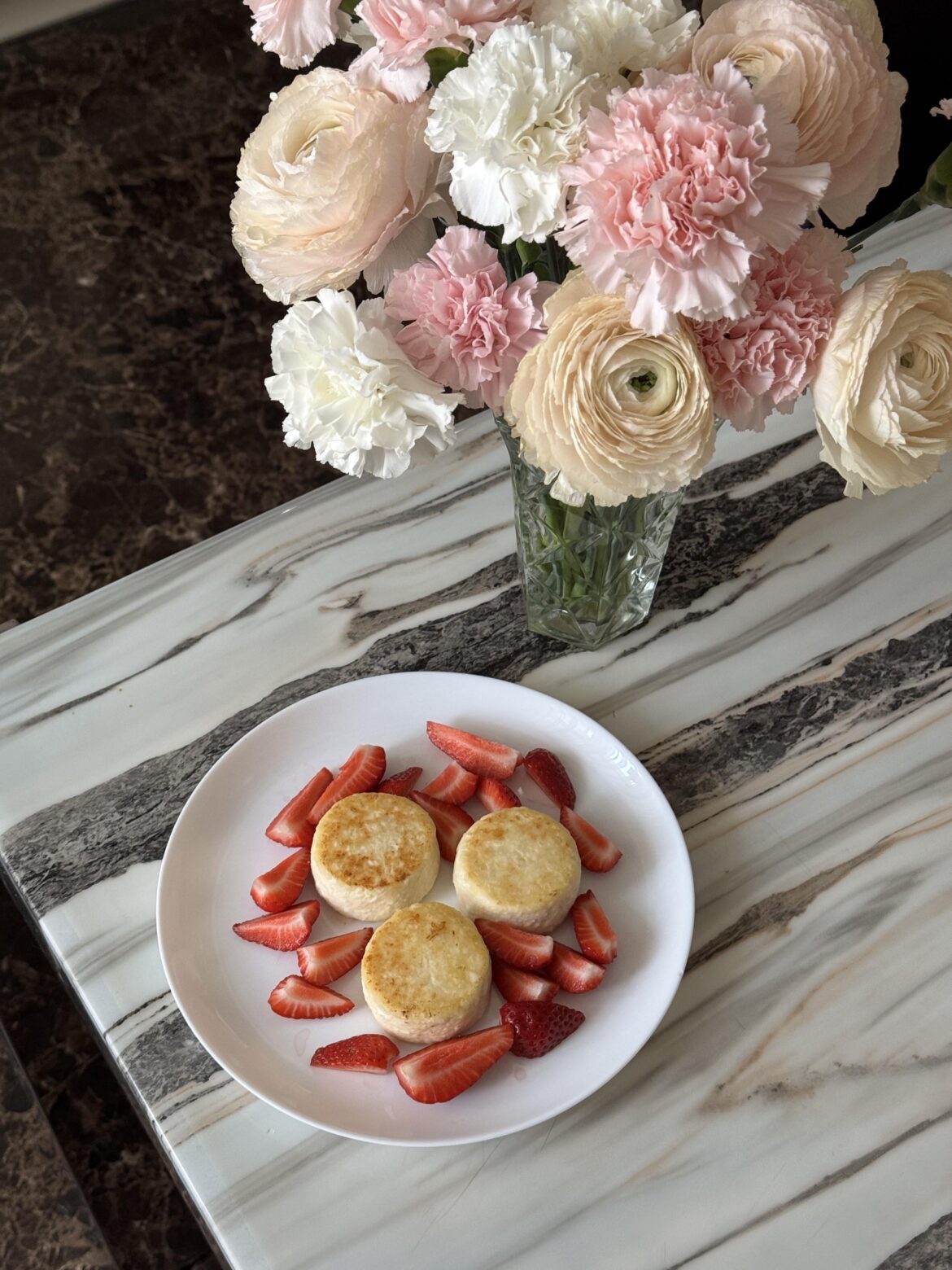 Morning happiness: cheese pancakes with strawberries 🍓