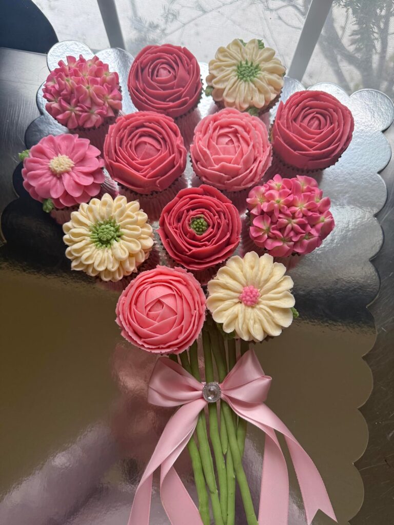 Cupcake bouquet I did for a birthday💐🩷