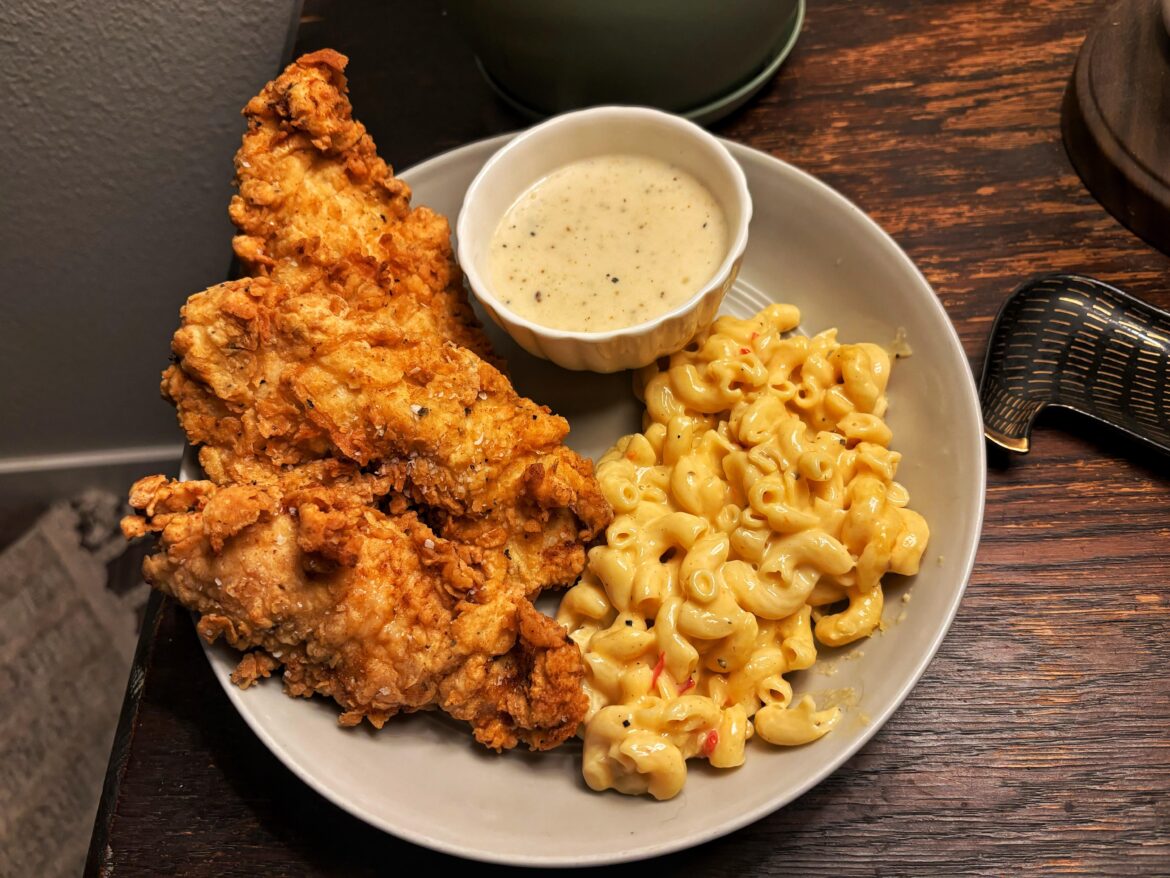 [homemade] Buttermilk Brined Chicken Strips w Country Gravy and Calabrian Chile Mac and Cheese