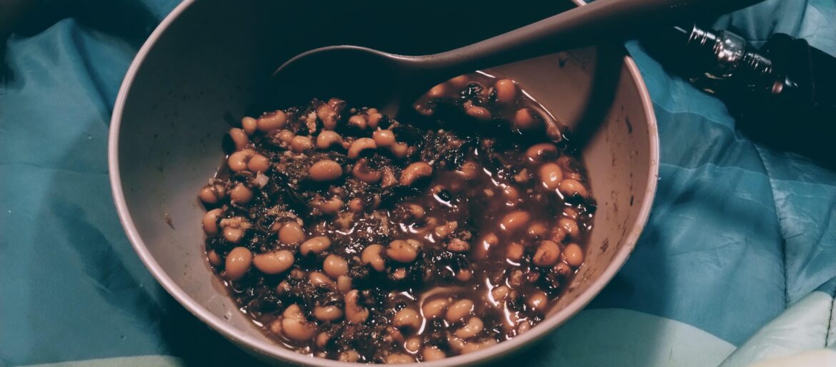 Φασόλια μαυρομάτικα με σπανάκι