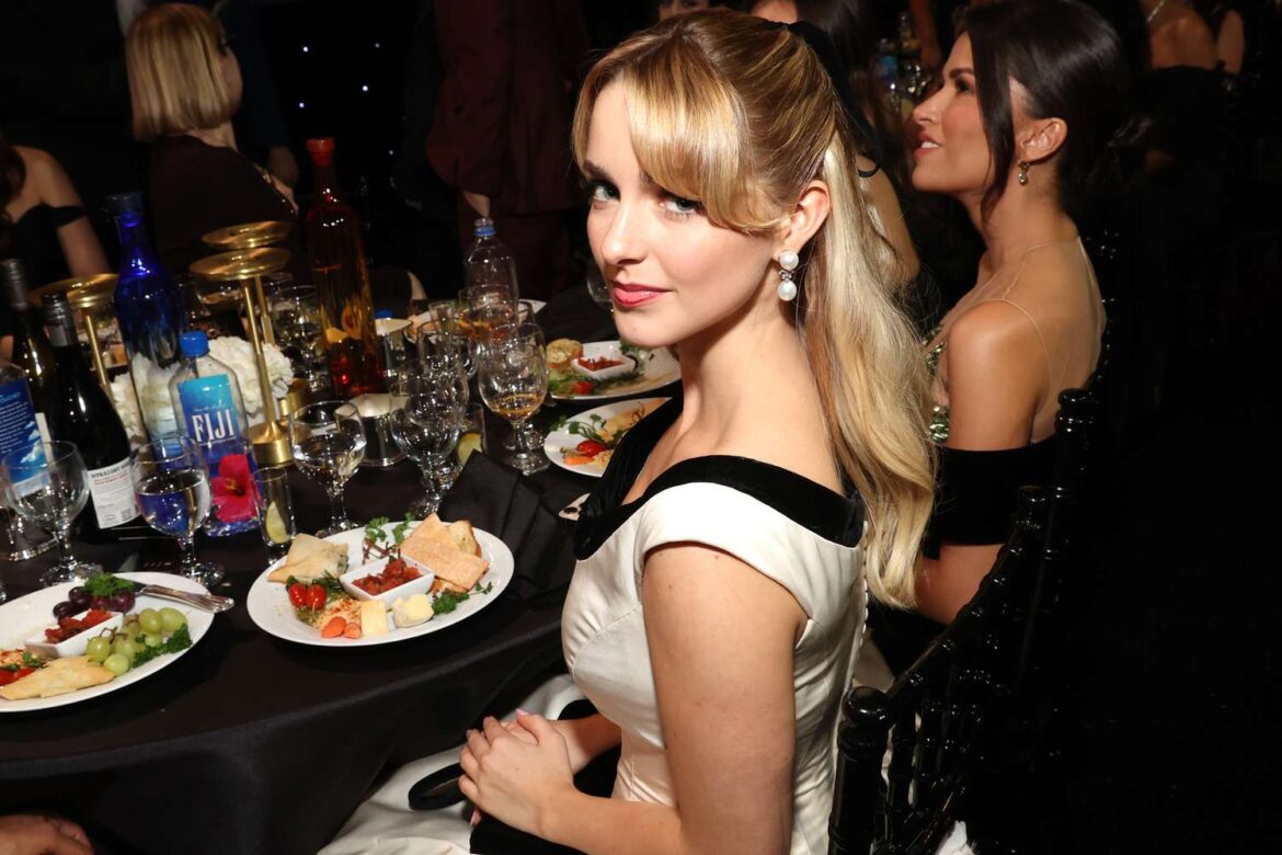 The Internet Roasts Critics Choice Awards Food After Photo Goes Viral