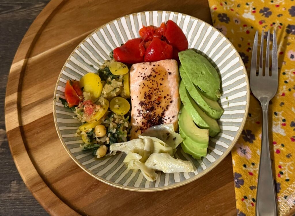 Cozy little salmon, avocado and veggie plate for dinner