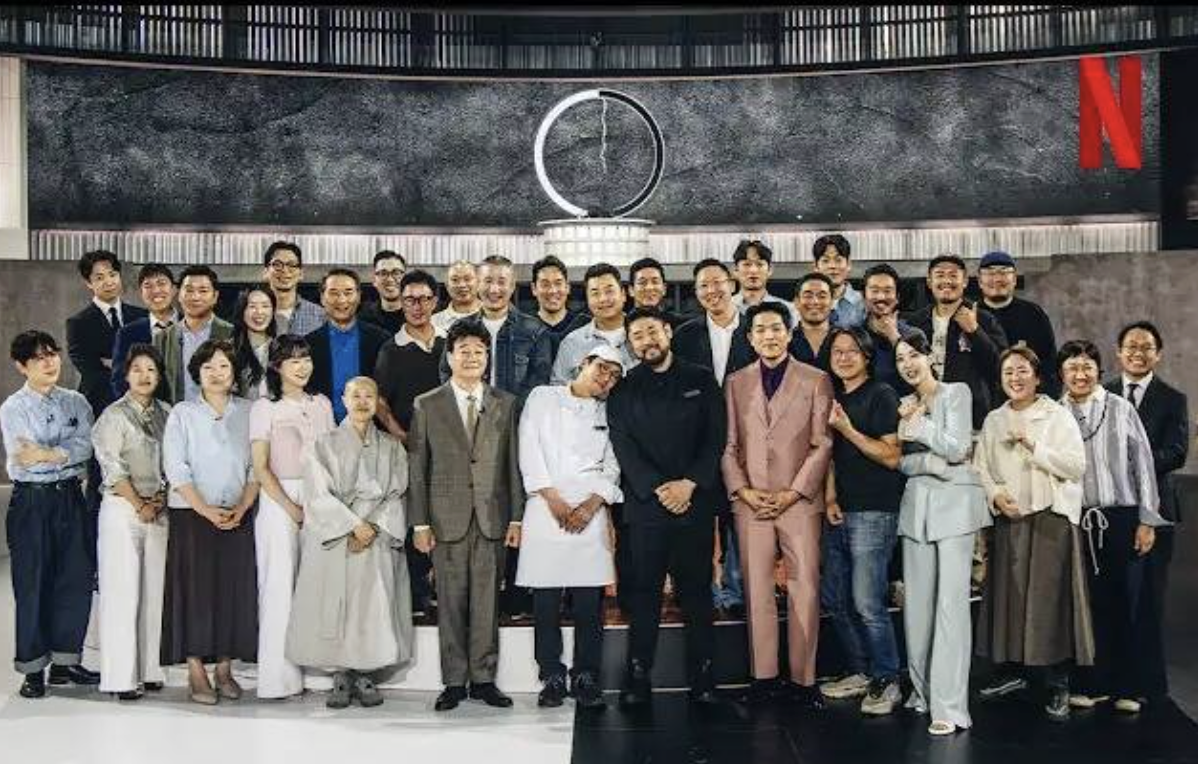 Photo of "Culinary Class Wars" Season 2 cast, featuring Choi Kang-rok (front row, seventh from left) (Netflix)