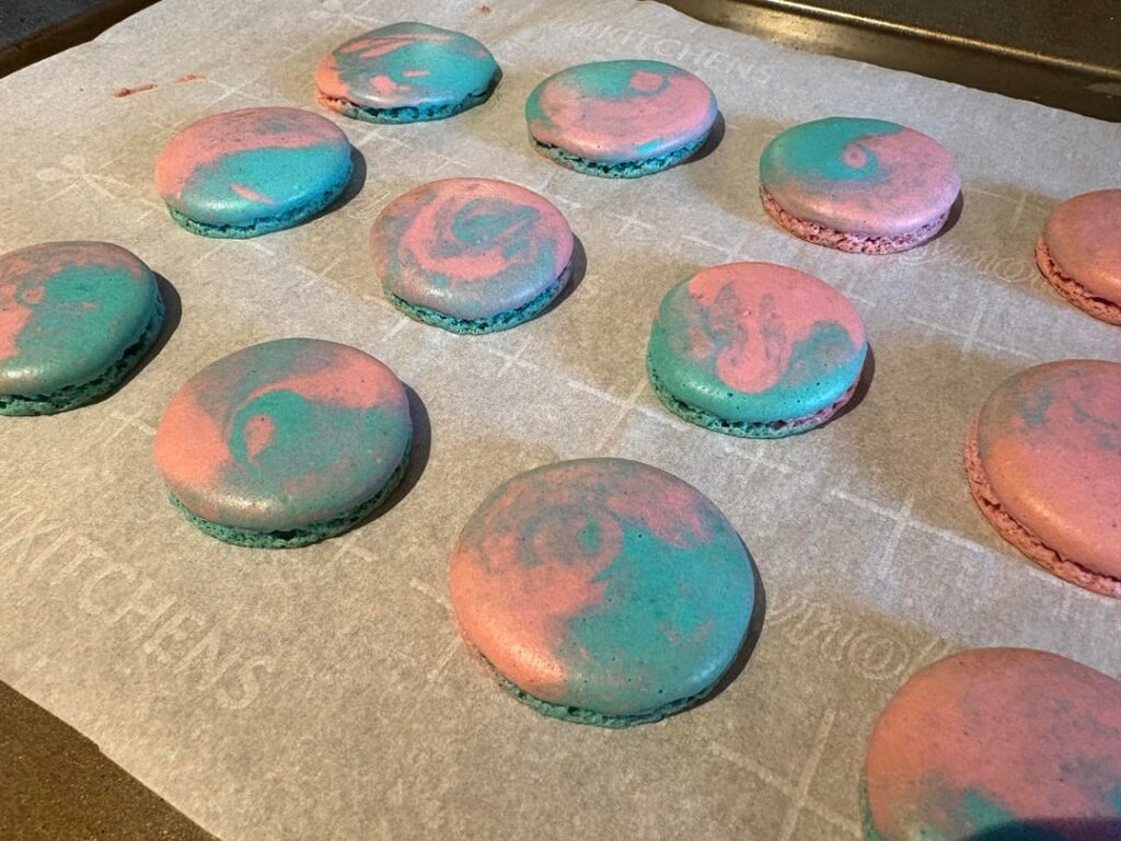 Trying different ways to decorate macs, here are some results!