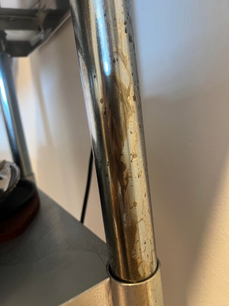 Metal surface reaction to descaling liquid