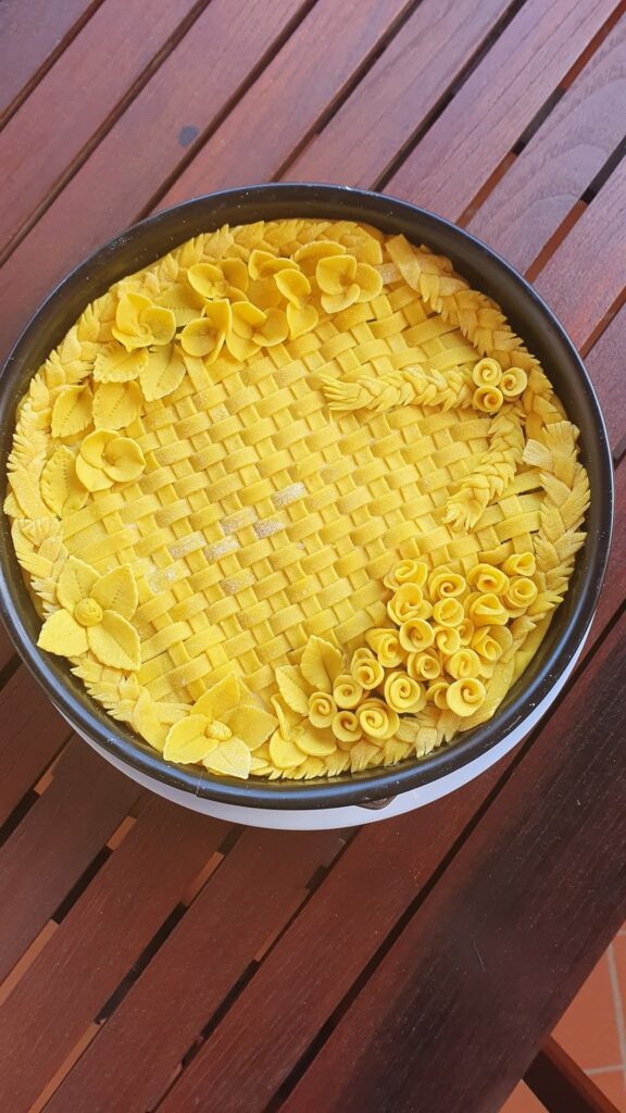 Savory pie filled with broccoli, sautéed onion, courgettes and soy steaks 🌿🌱 the pasta is made with re-milled semolina and turmeric 😊🌱 the red is hibiscus powder 🌸🌿🌱