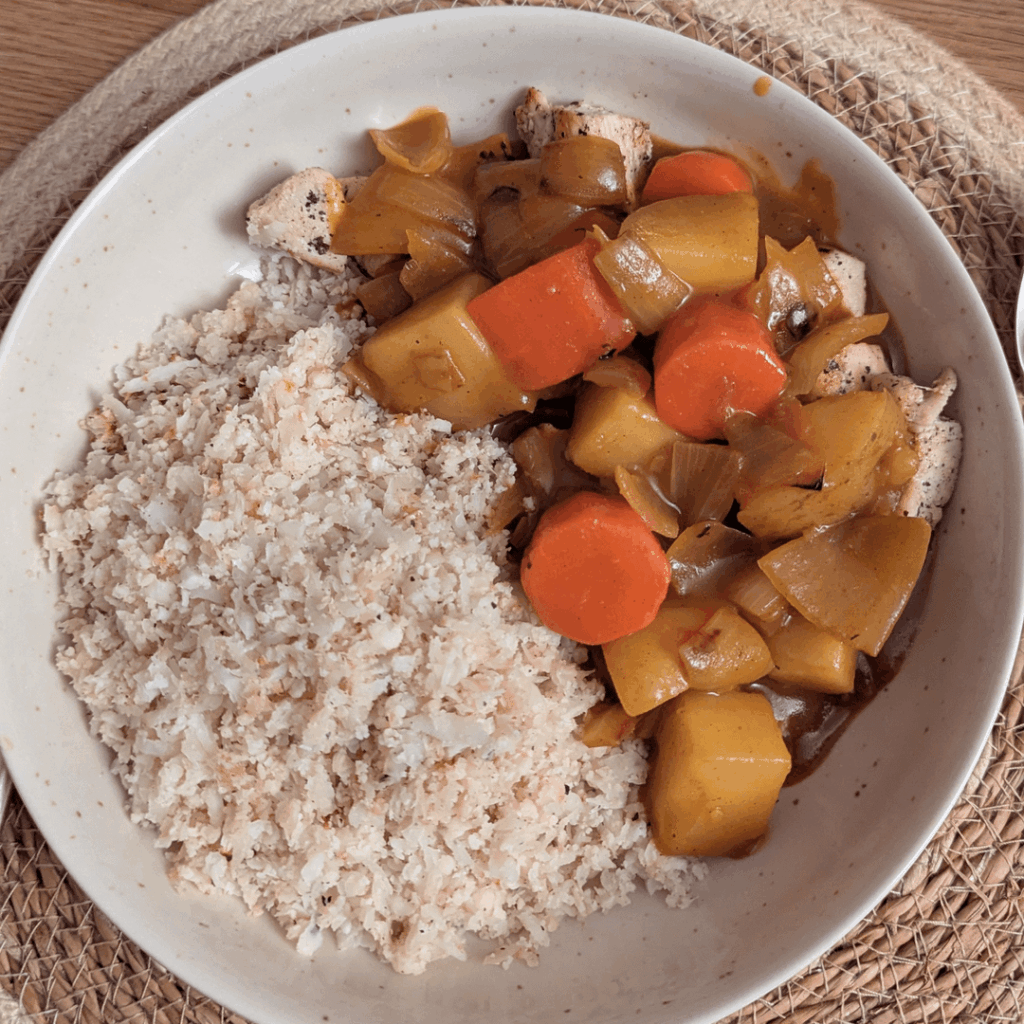 Chicken Katsu curry with cauliflower rice (412 cals, 42g protein)