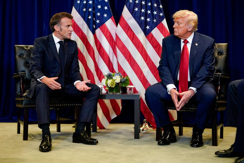 Donald Trump (r.) reacted furiously to reports that his French counterpart, Emmanuel Macron, intends to decline an invitation to join the US president's "Board of Peace."