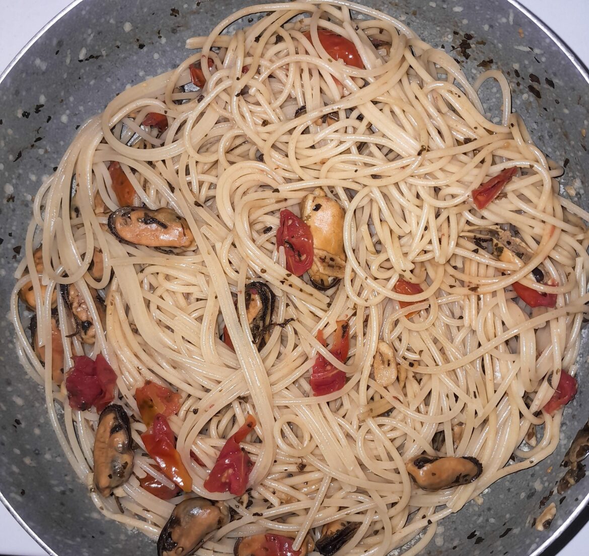 Spaghetti with mussels, cherry tomatoes & garlic