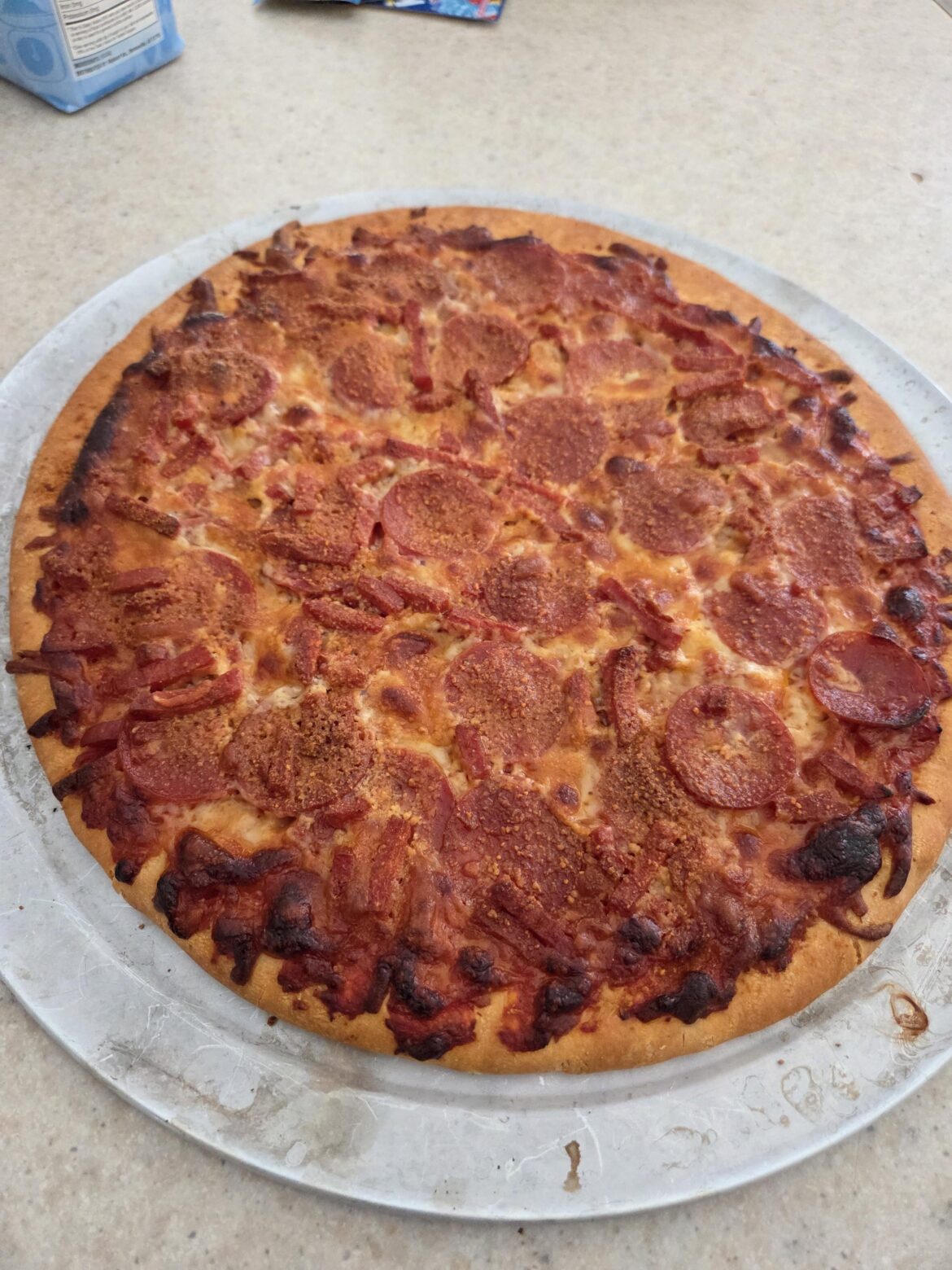 This is my unforgivable alcoholism, here in a post. A 7-11 pizza, I added Kraft grated Parma. I'm watching last week's Fallout episode on Amizon.