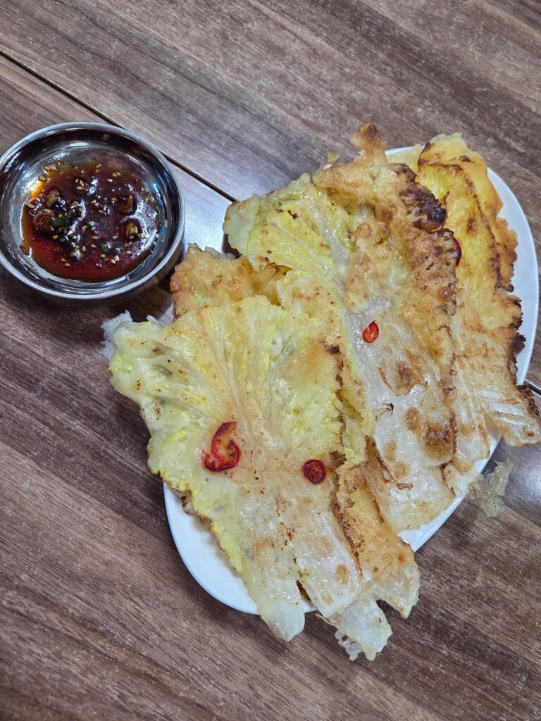 Cabbage pancake 😊 It’s really delicious when you dip it in soy sauce after pan-frying it~