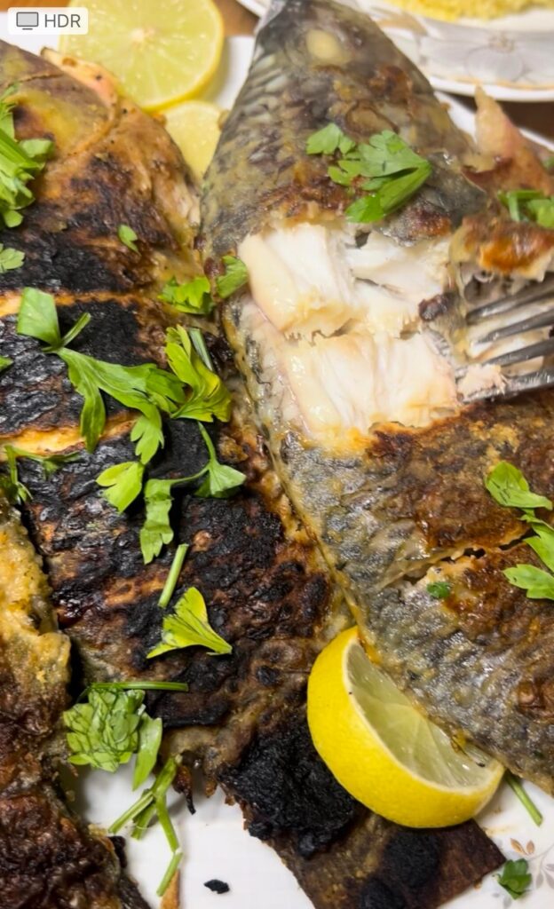 Without any harmful side effects, make fried fish with a drizzle of oil and serve it with amazing red rice.!