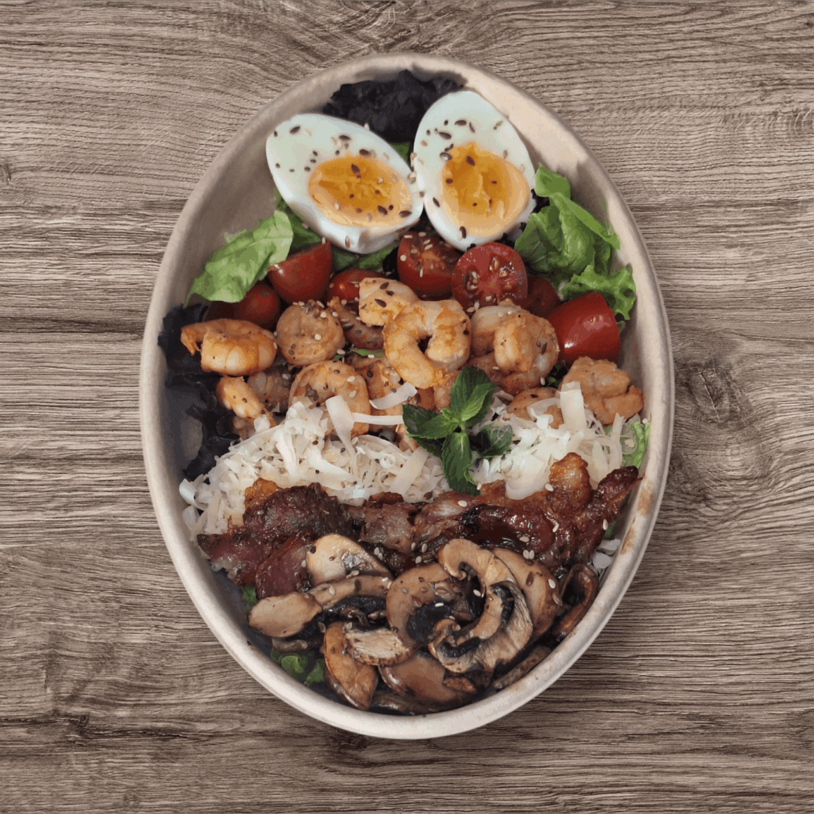 Homemade power salad 🥗 Shrimp, egg, crispy bacon, mushrooms & fresh greens.