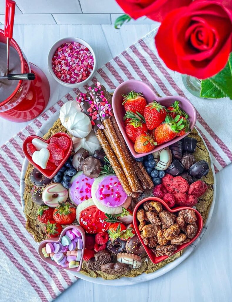 Made a chocolate fondue spread on a giant chocolate chip cookie 🍪 this was for Valentine’s Day a few years ago. So fun that you could actually eat the “board” when you were done 🥰🩷