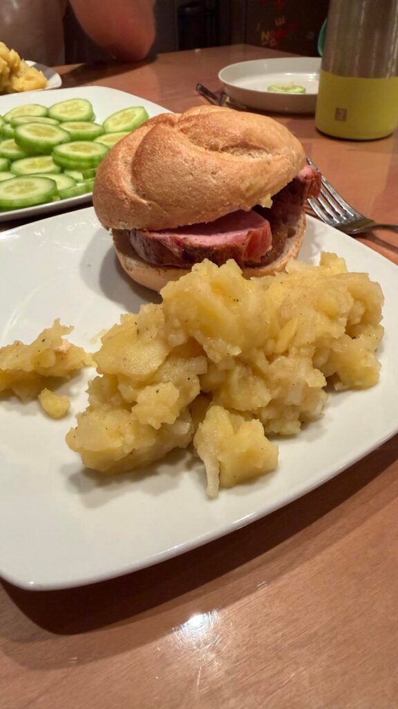 Leberkassemmel mit bayerischem Kartoffelsalat
