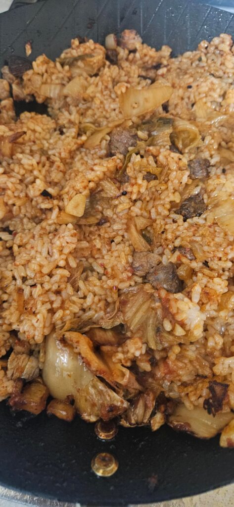 [Homemade] Cast Iron Kimchi Fried Rice with Leftover Steak (Garlic & Onion Overload)