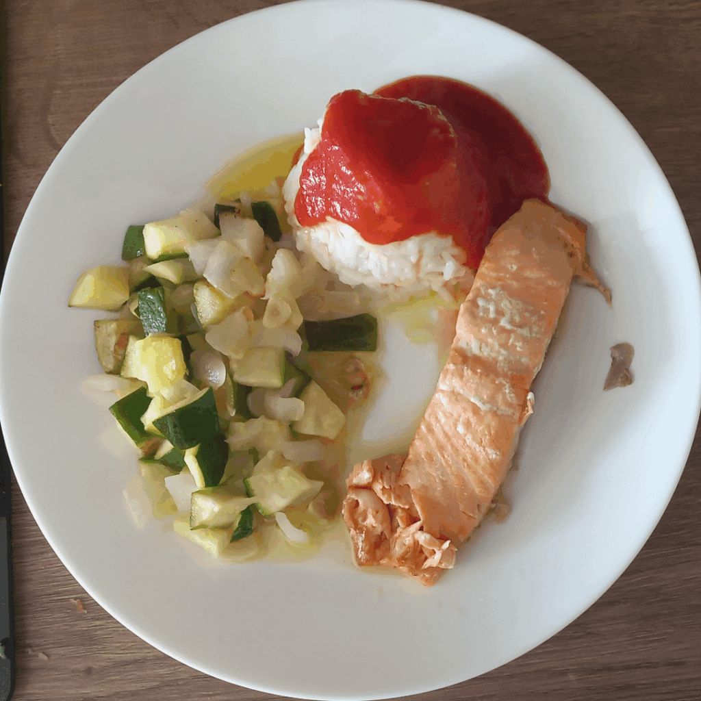 Rice with passata, zuchini and salmon