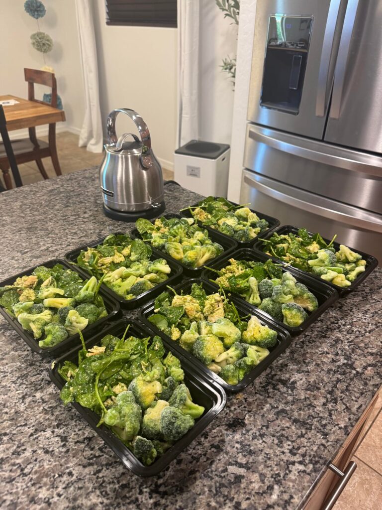 Keto meal prep: Easy and cheap, low carb pesto chicken bowls!