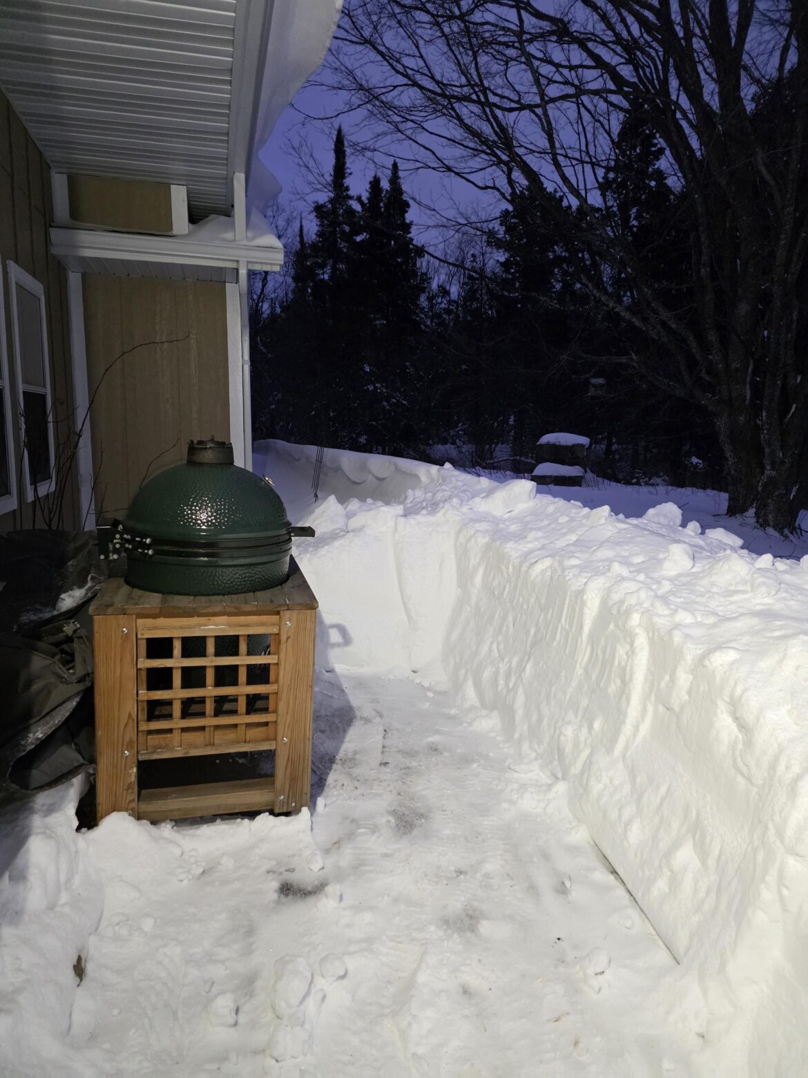 Had to dig a little snow out to do a chuck roast on the Egg. Happy New Years!