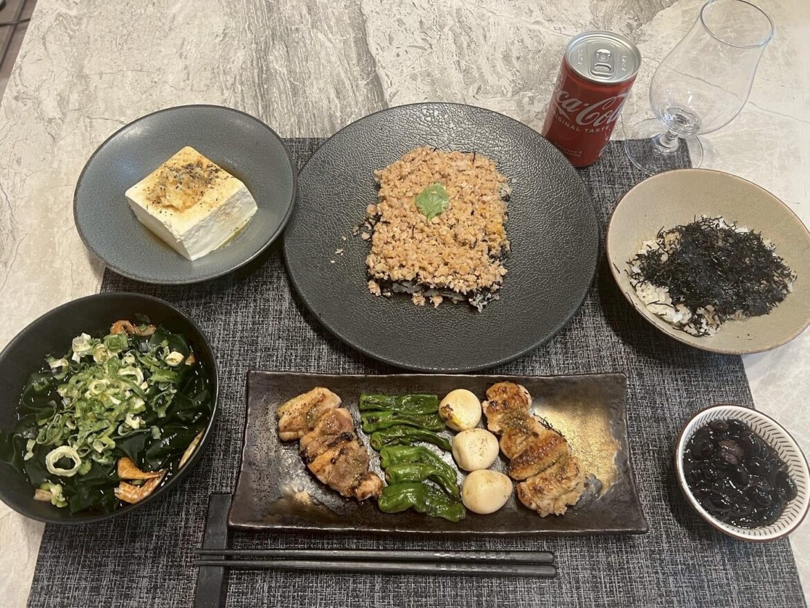 [Homemade] Japanese dinner with soboro rice, grilled chicken and miso soup