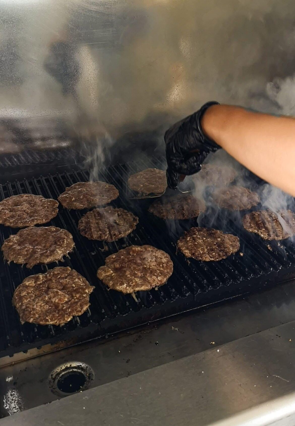 grillin some patties for burger 😋 smoky and flavorful 🫶🏻