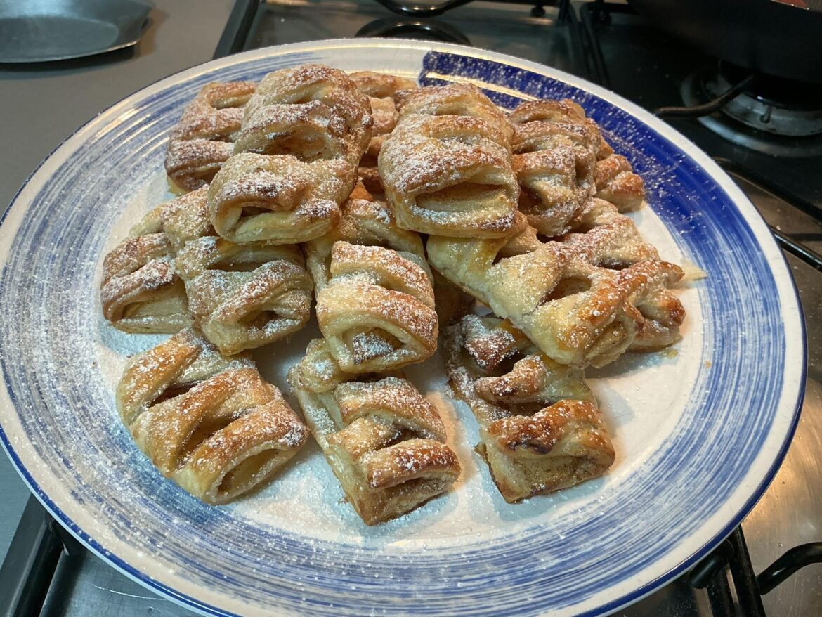 My ugly looking pear-cinamon pastries, they are mega yummy at least, but well... I ain't no professional so I'll take it.