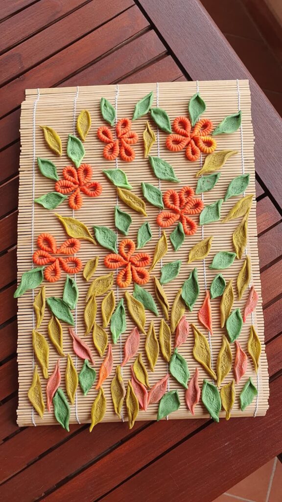 Olive leaves and spizzulus which means "pinch", the latter is a typical Sardinian pasta 💞